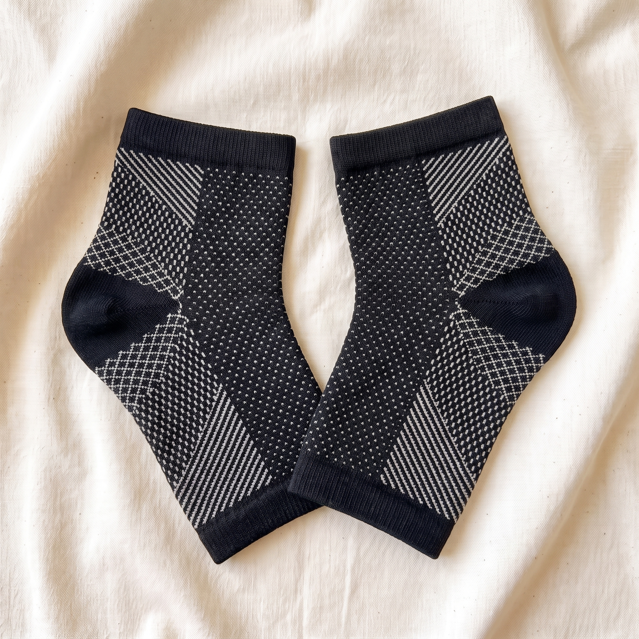 Voria SoleSupport exact black dotted, striped and crosshatch knit detail